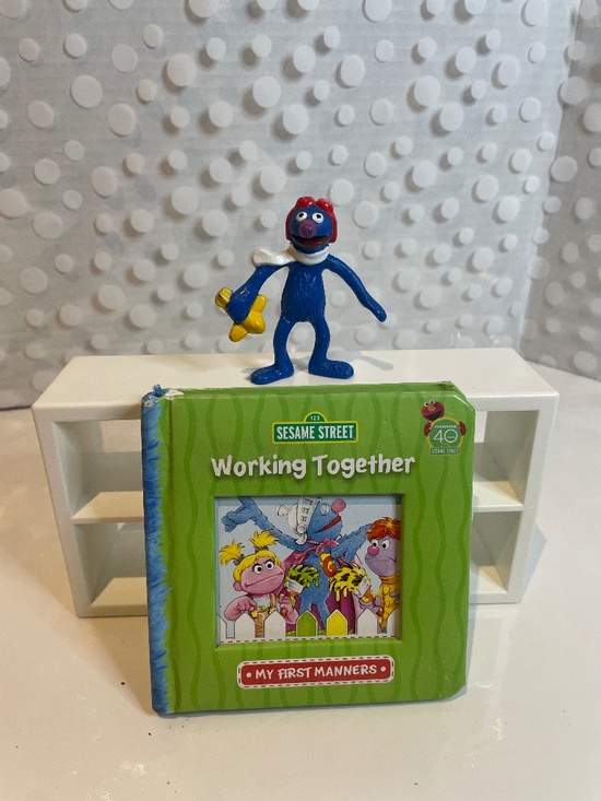 Sesame Street Other - Sesame Street Grover figure & mini book